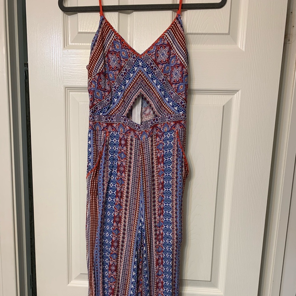 Pantsuit with pockets, ankle length, with cutout.